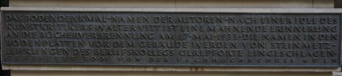 Erläuterung zum Bodendenkmal für Autorinnen und Autoren vor dem Eingang zur Alten Universität Köln